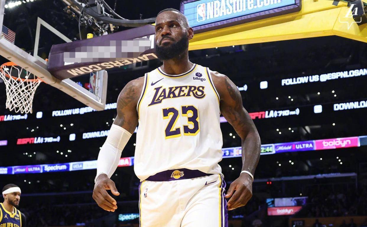 詹姆斯反成湖人枷锁！交易传闻遭名记否认，买断才能来独行侠