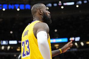 爱游戏下载-湖记：各队都在想怎吸引卢卡&amp;约基奇&amp;字母 无人在意詹姆斯的言论