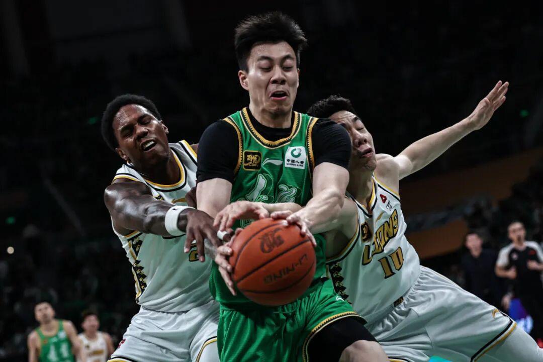 爱游戏下载-瞰体育 | CBA风云变幻，这扇门快关不住了