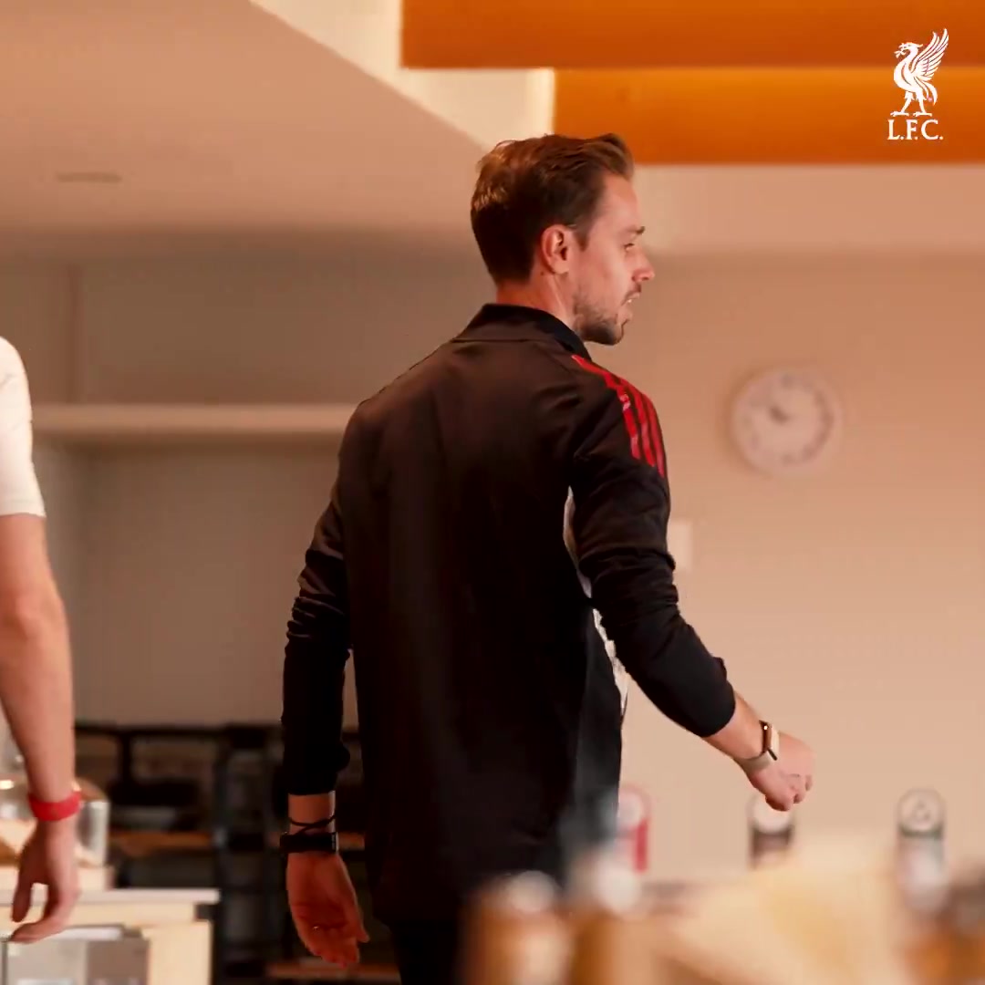 爱游戏APP-纯享版📽️利物浦1.44亿欧豪车到货，伊萨克训练场首训进球如麻