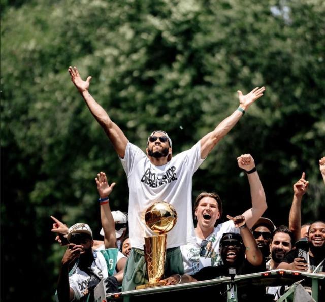 爱游戏体育-塔图姆：夺冠能让一些人闭嘴 他们现在得叫我冠军