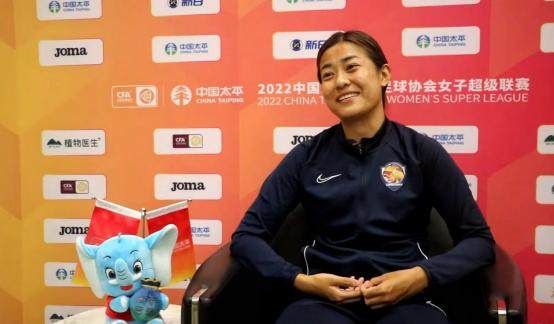 爱游戏下载-李佳悦：踢球做自媒体都要动脑 利用休息宣传女足
